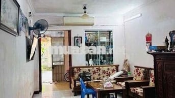 Căn hộ tập thể tầng 1 tt Cầu Giấy – ô tô đỗ cổng, thoáng mát cây xanh
