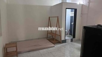 phong Q10 thoáng mát có cửa sổ