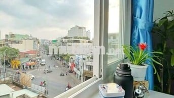 Căn hộ có cửa sổ lớn, mặt tiền đường thoáng mát, đầy đủ nội thất.