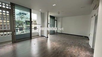 Tòa nhà Mới Thang máy hầm Trệt 3 lầu 8 x 18 có 7 sàn lớn