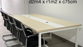 1 bàn văn phòng lớn và 4 ghế (bàn d2m4, r1m2)