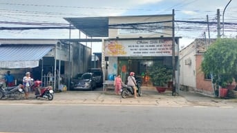 Nhà mặt tiền cách chợ 50m nở hậu cần bán