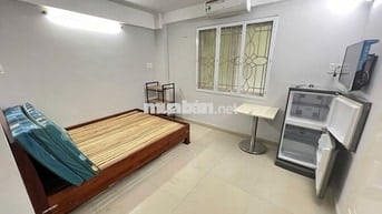 Phòng Q10, full nội thất, giờ giấc tự do, có cửa sổ trời