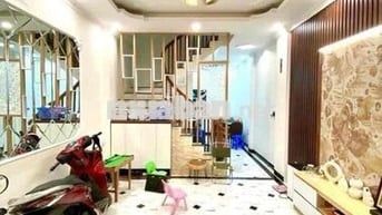 HUỲNH THÚC KHÁNG - ĐỐNG ĐA 40m x 5 tầng x mt 4m - GIÁ : 10.2tỷ