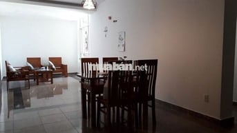 Căn hộ 2PN đầy đủ nội thất, thiết kế gỗ, bồn tắm ở Tây Nguyên Plaza.