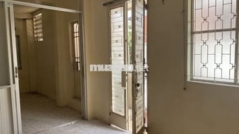 Toàn bộ lầu 1,2 như hình nhà MT Nơ Trang Long có lối đi riêng bên hông