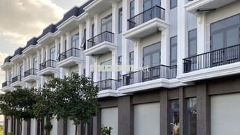 Bán nhà mặt tiền đường ĐT 823 1 trệt, 2 lầu diện tích 90m2 Giá 2 tỷ 6