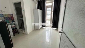 phòng ban công siêu rẻ gần UFM, TDT, NTTU