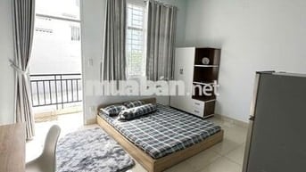 Phòng có cửa sổ thoáng, ban công, rộng hơn 30m2, ngay làng đại học
