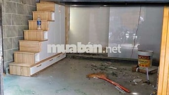 Kiosk mặt tiền hẻm, riêng biệt, có gác, máy lạnh, nhà xe riêng.
