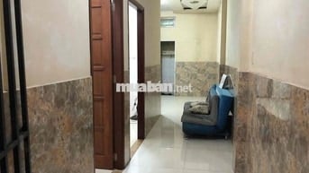 Nguyên Tầng trệt, 2 phòng ngủ, bếp và phòng ăn riêng, nhà 2 lầu.