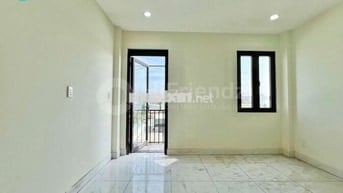 STUDIO BAN CÔNG GẦN ĐẠI HỌC NGUYỄN TẤT THÀNH
