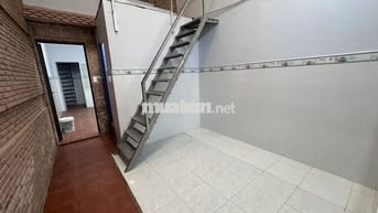 Cho nhà nguyên căn hẻm rộng đường CMT8 Quận 3