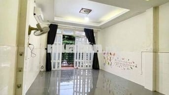 cho Nử thuê phòng lầu 1. mặt tiền chợ hạnh thông tây