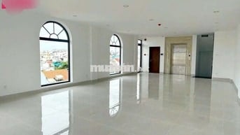 Cho thuê tòa vp mới mặt tiền Nguyễn Minh Hoàng, p12. Dt. 5x20m 1 h 5l