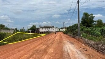 Đường đang ủi 19m, trải nhựa. Cách Tuyến 2 đúng 80 mét. 500tr vay 60%