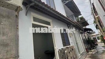 nhà chính chủ cần bán . DT 4,2x4 .2 lầu 2 phòng .3 tolet . hẻm 3m