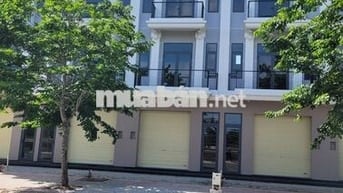 Bán nhà đẹp mt đường nhựa,3 tầng,SHR (5x18), 2ty6,Hựu Thạnh,Đức Hòa