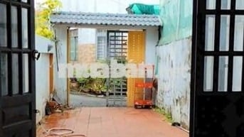 BÁN NHÀ 2 TẦNG CÓ SÂN THƯỢNG XE Ô TÔ ĐỂ TRONG SÂN