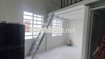 TRỐNG SẴN CĂN HỘ GÁC CỬA SỔ Q10 GẦN ĐH KINH TẾ UEH, BÁCH KHOA, HUFLIT