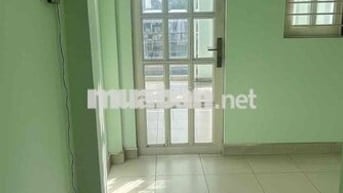 phòng lầu 3 wc tầng trệt - ban công + sân chill + cửa sổ lớn