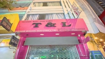 NMT đối diện cổng chính chợ Phạm Văn Hai. 