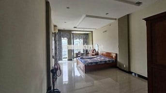 Trống 1 PN lớn WC riêng trong phòng thích hợp ở đông người