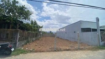 —Nhà tôi mới mua mảnh đất ,hết tháng chuyển sang nước ngoài cần bán gấ