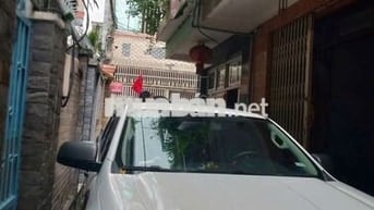 Cho thuê nhà mới sơn có 2 PN 2wc gần chợ Nguyễn Xí, Bình Thạnh