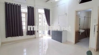 Phòng full nội thất BAN CÔNG, rộng mới ngay ngã 4 Lạc Long quân -Âu Cơ