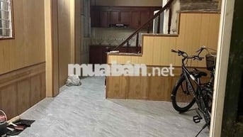 em cần cho thuê phòng trong nhà nguyên căn địa chỉ: ngõ 77 bùi xương t