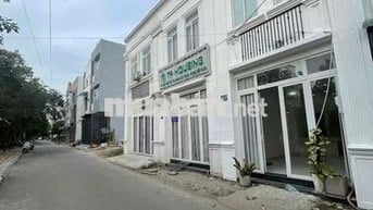 Nhà lầu 2 phòng 2 máy lạnh Khu Biệt Thự Hưng Lợi