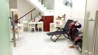 Cho thuê nguyên căn 4x10 đúc 1 lầu 2PN 2WC 2 Mlạnh hẻm Xhơi P5 DQ Hàm 