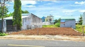 Mặt tiền đường nhựa, gần chợ, gần trường học