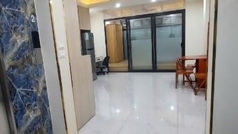 Cho thuê căn hộ mặt phố Cát Linh, sử dụng 80m2, 2 PN, thang máy