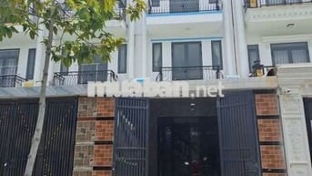 Bán nhà đang  thuê 12tr/th,giá 2ty550tr 4PN phường uyên hưng tân uyên