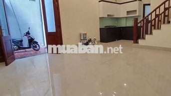 Cần bán gấp căn nhà mới ở Thạch Bàn- có sân cổng riêng, diện tích rộng