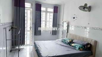 cho thuê phòng trong nhà nguyên căn ở lầu 1 ở lâu dài , có ban công