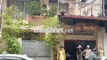 *** TẠI VỊ TRÍ BÙI VIỆN QUẬN 1