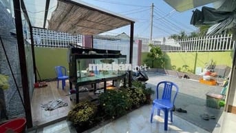 Bán Nhà ở sân vườn thoáng mát, Dân cư đông
