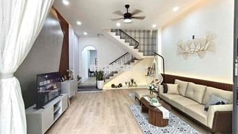 Nhà mặt tiền 3 phòng ngủ đậu xe oto trước nhà