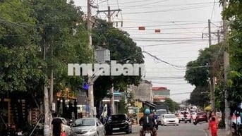 Mặt tiền đối diện trường Hoa sen,vị trí cực hot và cực tiềm năng.