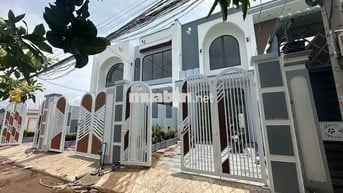 Cần ra gấp nhà Đ. Đoàn Nguyễn Tuấn. Giá 1 tỷ 200 triệu, 1 trệt, 1 lầu.