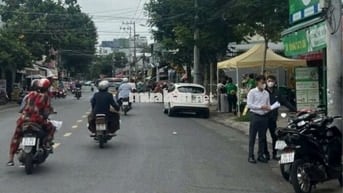 Cho thuê nhà mặt tiền Quang Trung , gần chợ Hóc Môn, DT 4,5 x 30m