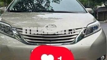 Toyota Sienna 2015 3.5LE màu vàng cát