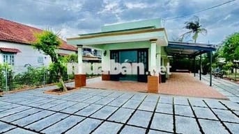 Nhà Biệt Thự Sân Vườn DT 400m2 Có 2Pn 2Wc Hẻm Xe Tải Khuôn Viên Rộng