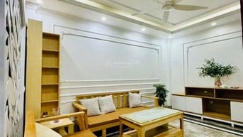 Cho thuê nhà 5 tầng ngay chân cầu Long Biên
