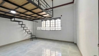Phòng gác cửa sổ sát cầu Chánh Hưng Quận 8 diện tích siêu rộng