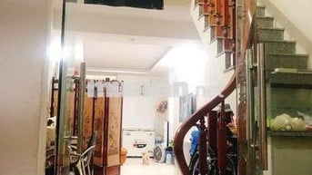 Cho thuê nhà ở mặt ngõ rộng ô tô tải đỗ tận cửa, gần trung tâm