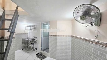 Phòng  thang máy - Gác bê tông đúc ,2WC - Gần vòng xoay Lê Đại Hành